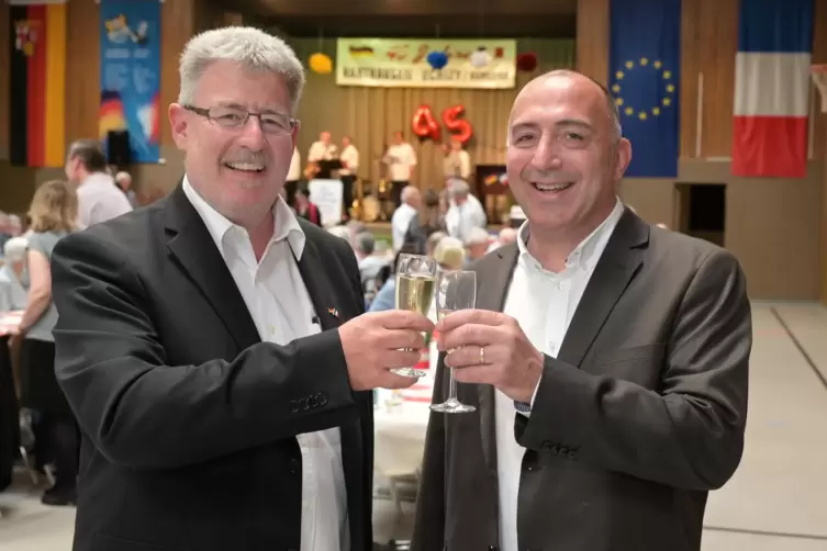 Harthausen, Brgm. Harald Löffler und Arnaud Maire du Poset aus Uchizy feiern 45 Jahre Partnerschaft