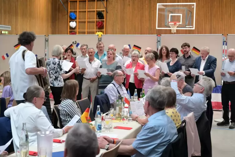 Darauf ein Lied: Harthausener singen beim Festakt anlässlich der 45-jährigen Partnerschaft zwischen Harthausen und Uchizy. 