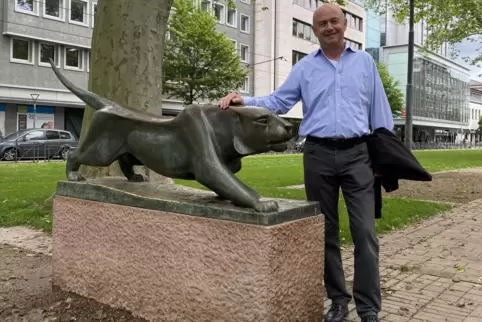 Auf Tuchfühlung mit dem „Großen Tiger“ auf dem Ludwigsplatz: Thomas Schell.