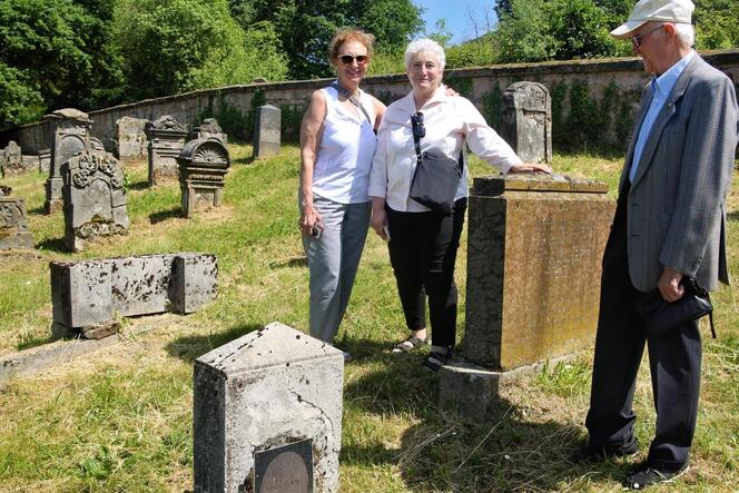 Begeben sich auf die Spuren ihrer jüdischen Vorfahren: Leslie (links) und Carol Roos aus San Francisco am Grab ihres Großvaters