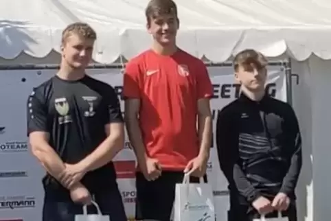 Timo Port (Mitte) von der VT Zweibrücken gewinnt beim 19. Internationalen Sparkassen-Meeting in Fränkisch-Crumbach mit seinem er