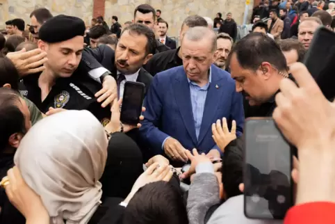 Nimmt ein Bad in der Menge: Recep Tayyip Erdogan (69), der alte und neue Präsident der Türkei. 