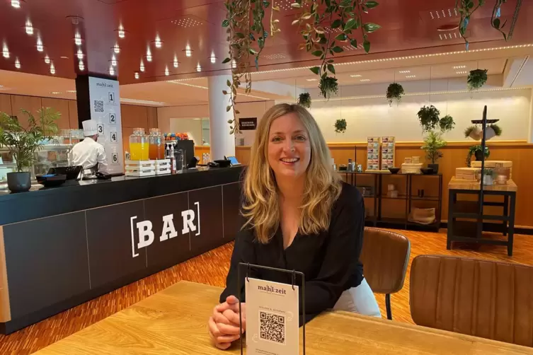 Die Chefin der BASF-Gastronomie, Anne Boel Rasmussen, im neuen Pop-up-Restaurant im BASF-Feierabendhaus. Speisen und Getränke be