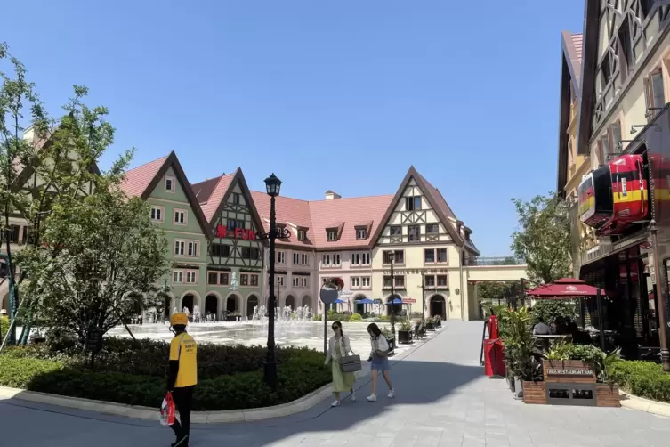 Die „Rothenburg-Straße“ in der Satellitenstadt Taicang mit den nachgebauten Fachwerkhäusern.