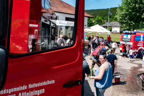 Bei strahlendem Sonnenschein wird bei der Freiwilligen Feuerwehr Altleiningen gefeiert und informiert.