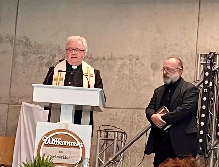 Auch an den kirchlichen Segen war gedacht: Pfarrer Stefan Haag von der katholischen Pfarrgemeinde (links) und sein evangelischer