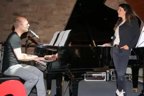 Performance-Künstlerin Dominique Macri und Musiker Michael Krebs schrieben über Nacht Texte und Lieder über den Kreis Kusel. 