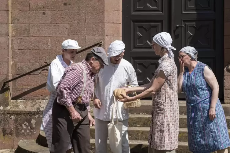 Das historische Theaterstück: Die Steinweilerer mussten ihr Mehl jeweils im eigenen Gefäß zum Bäcker bringen. 
