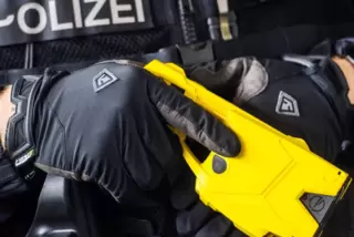 Respekteinflößend: Erst der Hinweis, einen sogenannten Taser einzusetzen, hat in Kaiserslautern einen jungen Mann zur Räson gebr