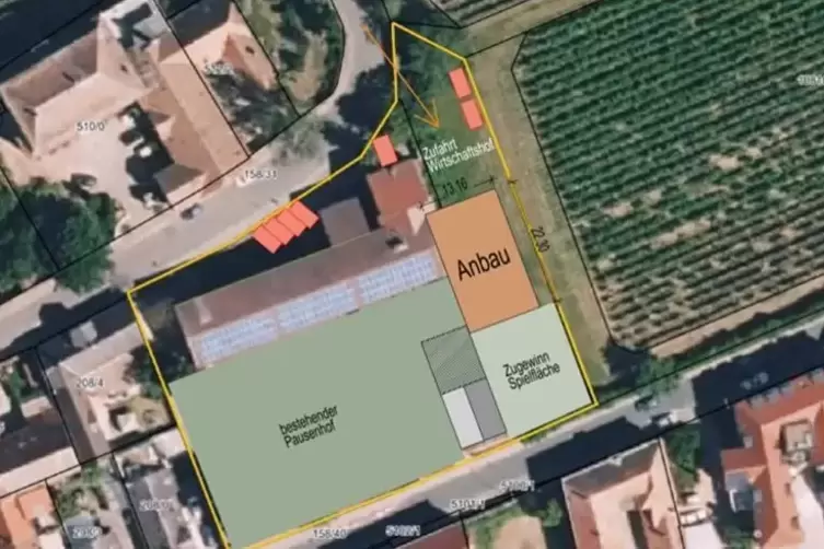 So soll die Grundschule erweitert werden. Grün ist der Pausenhof des bestehenden Gebäudes, orange ist der Anbau markiert. 