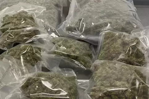 Bei Wohnungsdurchsuchungen wurde weiteres Rauschgift gefunden. 