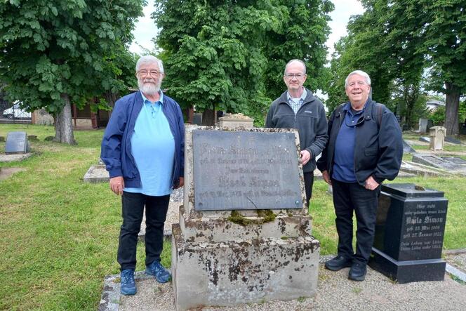 Dan, Avi und Herbert Simon (von links) haben bei ihrer Spurensuche auch den jüdischen Friedhof in Wachenheim besucht.