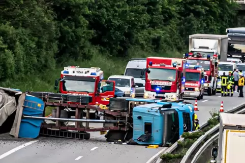 Am frühen Morgen ereignete sich der Unfall auf der A63 in Fahrtrichtung Mainz. Es bildeten sich ein langer Stau.