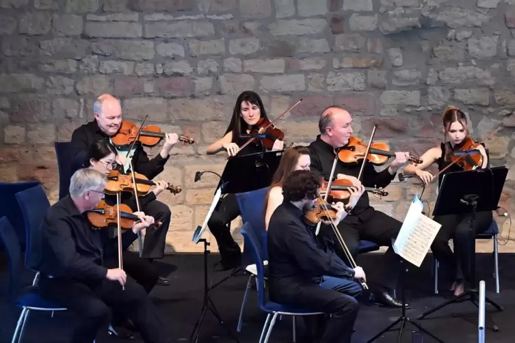 Beeindruckendes Spiel: das Kurpfälzische Kammerorchester beim Pfingstkonzert auf dem Hambacher Schloss.