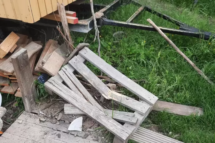 Zusatzkosten: Vandalismusschaden am Bauwagen.
