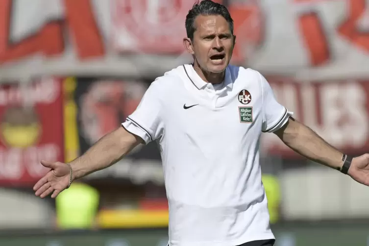 Dirk Schuster steht als Trainer nicht zur Disposition, betont FCK-Chef Thomas Hengen.