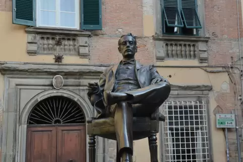 Eine Büste zu Ehren des Komponisten: Giacomo Puccini.