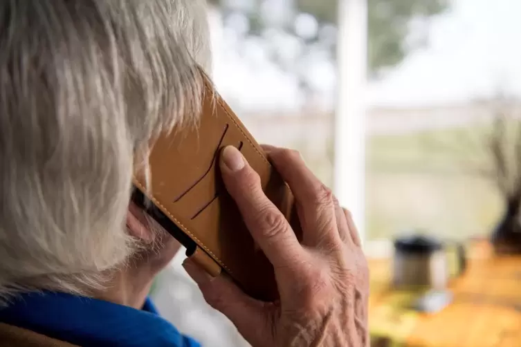 Immer wieder werden Senioren Opfer von Telefonbetrügern. 
