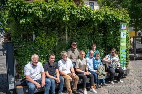 Erste Erholungssuchende genießen das „Grüne Zimmer“ auf dem Wormser Obermarkt.