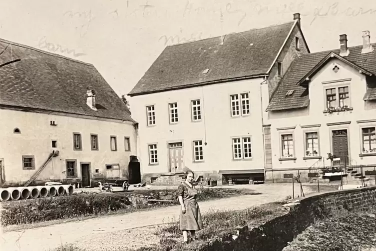 Die Schrollbacher Mühle um 1925. Auf dem Bild ist Adelheid Willenbacher zu sehen, die Tochter des damaligen Mühlenbesitzers. 