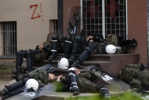 Polnische Soldaten der Kosovo-Friedensmission Kfor ruhen sich in Zvecan aus, wo es am Montag zu schweren Ausschreitungen kam.