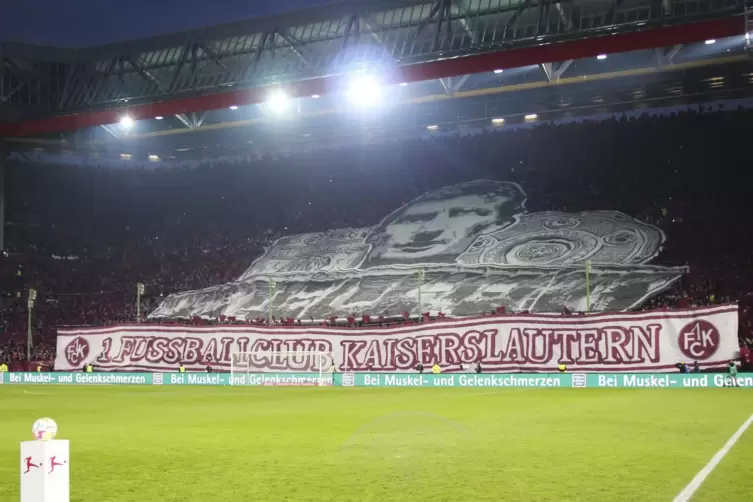 Gänsehaut-Stimmung herrschte auf dem Betzenberg öfters in dieser Saison. Das Spiel gegen den HSV wurde zum Traditionstag. 