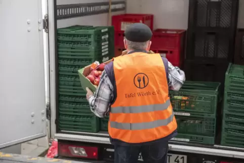 Die freiwilligen Helfer holen Lebensmittelspenden ab. 