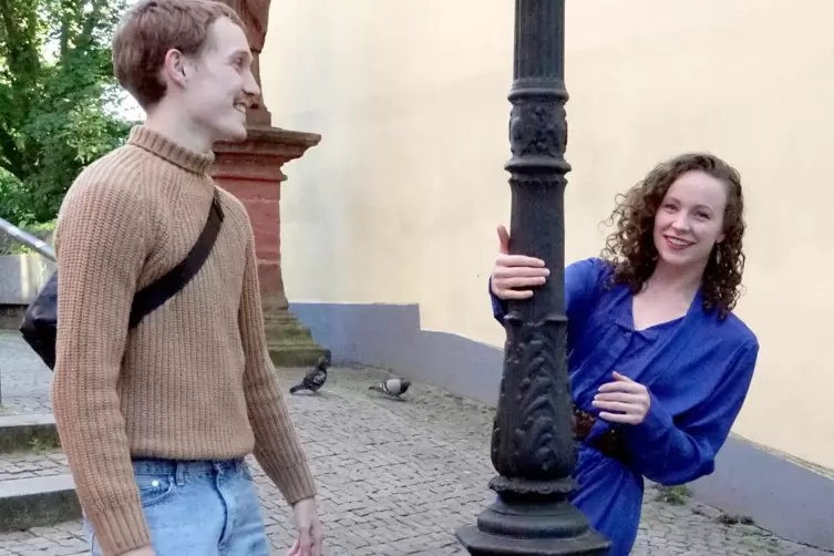 Tanzen in einer interaktiven Klanginstallation: Emelie Anna S&ouml;derstr&ouml;m und Teade Abma. 