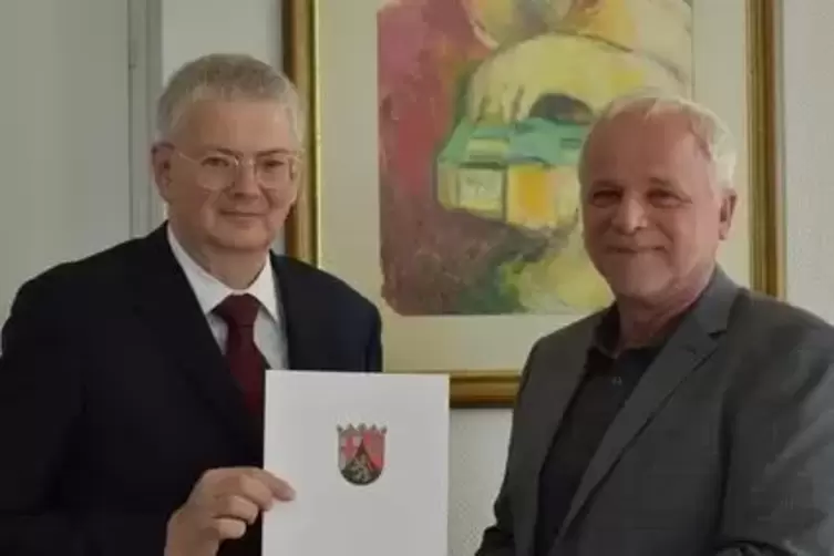 Bereits am 31. Mai erhielt Ernst Friedrich Wilhelm (links) die Ernennungsurkunde vom OLG-Präsidenten Bernhard Thurn. 