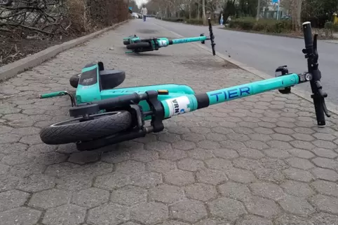 Herumliegende Roller sind gefährlich.