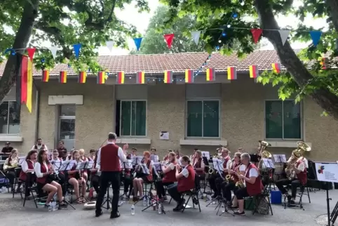 Das Erwachsenen-Orchester beim Konzert in Rognac. Das Erwachsenen-Orchester beim Konzert in Rognac.