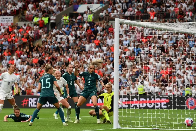 Der Moment: Chloe Kelly erzielt im EM-Finale 2022 das 2:1 für England gegen Deutschland. 18 Millionen Menschen sehen das Endspie