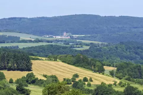 Wer zwischen Quirnbach und Hüffler auf der Autobahn über die Bergkuppe fährt, hat einen Blick bis zur Burg Lichtenberg.