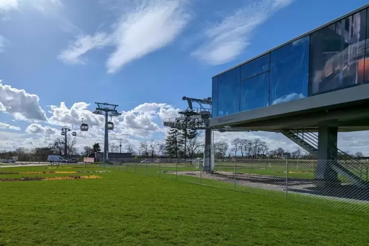 Die Station der Seilbahn auf der Buga Mannheim im Spinelli-Park.