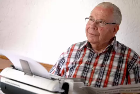 Mit seiner RHEINPFALZ und mit Schreibmaschine: Herbert Dähling 2014. 