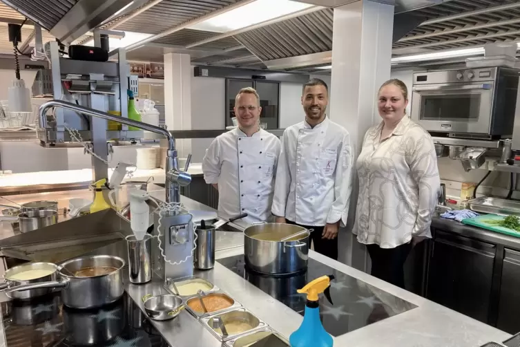 Küchenchef Moritz Sommer (links) freut sich zusammen mit Firmenchefin Catharina Kunz über den neuen Azubi Oussama Mehdaoui, der 