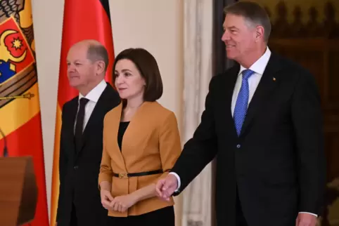 Moldaus Präsidentin Maia Sandu mit Bundeskanzler Olaf Scholz. Rechts Klaus Iohannis, der Präsident von Rumänien. 