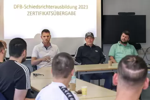 Bundesliga-Schiedsrichter Timo Gerach, FCK-Idol Axel Roos und Kreisschiedsrichterobmann Jens Schmidt (von links) bei der Übergab