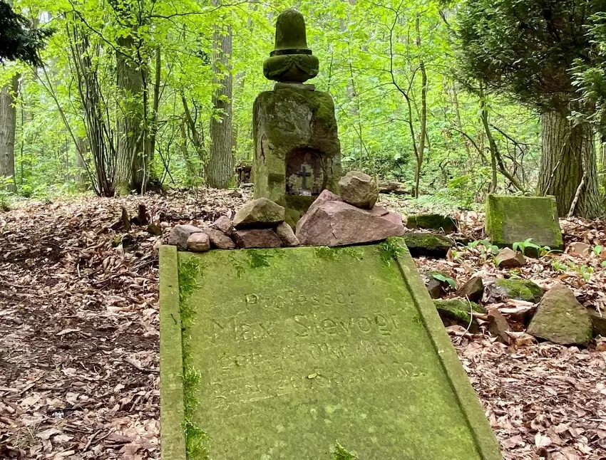 Beim Slevogthof: Familienfriedhof mit dem Grab des deutschen Impressionisten.