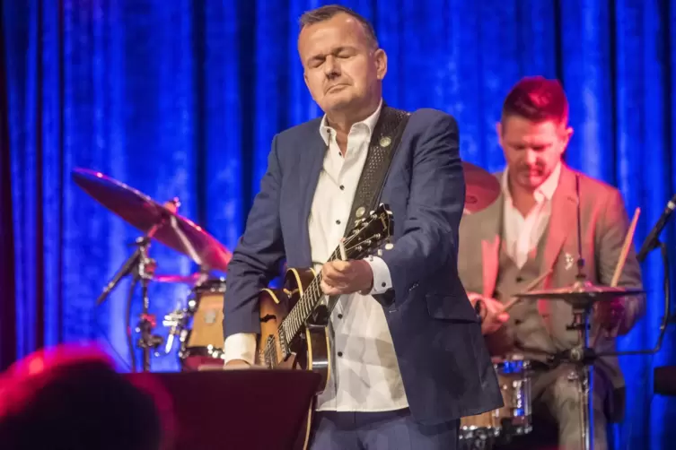 Er kommt zur&uuml;ck: der Schweizer Spitzenblueser Philipp Fankhauser, hier 2021 beim Bluesfestival in der Kammgarn. 