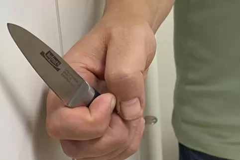 Für die Polizei bleiben im Fall einer angeblich durch ein Messer herbeigeführten Stichwunde noch viele Fragen offen.