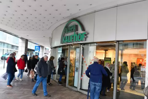 Der Kaufhof-Schriftzug wird in der Saarbrücker Fußgängerzone verschwinden. Dem Gebäude wird aber neues Shopping-Leben eingehauch