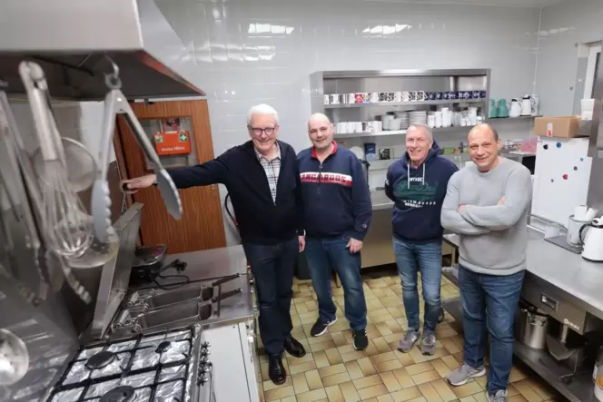 In der Küche ihrer Altleininger Vereinsgaststätte: die TuS-Funktionäre Harald Wick, Thomas Löffler, Frank Wilhelm und Marco Faed