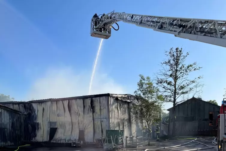 Die Lagerhalle wurde bei dem Feuer komplett zerstört.