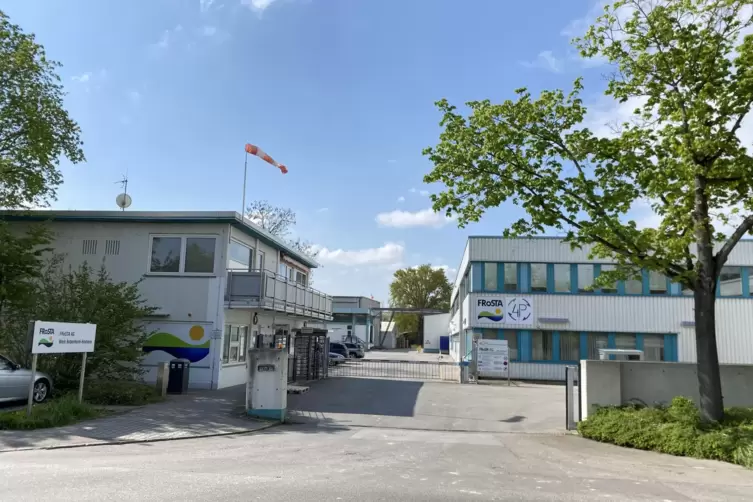 Einfahrt des Frosta-Werks in der Industriestra&szlig;e in Bobenheim-Roxheim. 