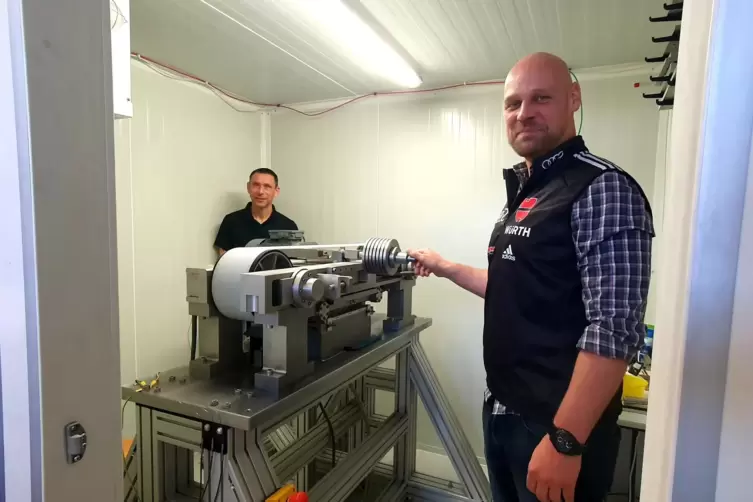 Im Labor der Hochschule steht das Eistribometer, das Johannes Lutz (vorne) im Rahmen seiner Doktorarbeit entwickelt hat. Bereits