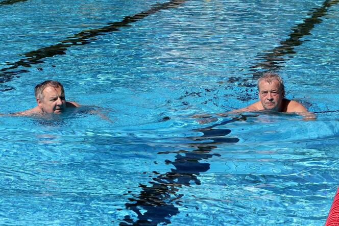 Kurt Muck und Edgar Drieß ärgern sich über das kalte Wasser im Rebmeerbad.