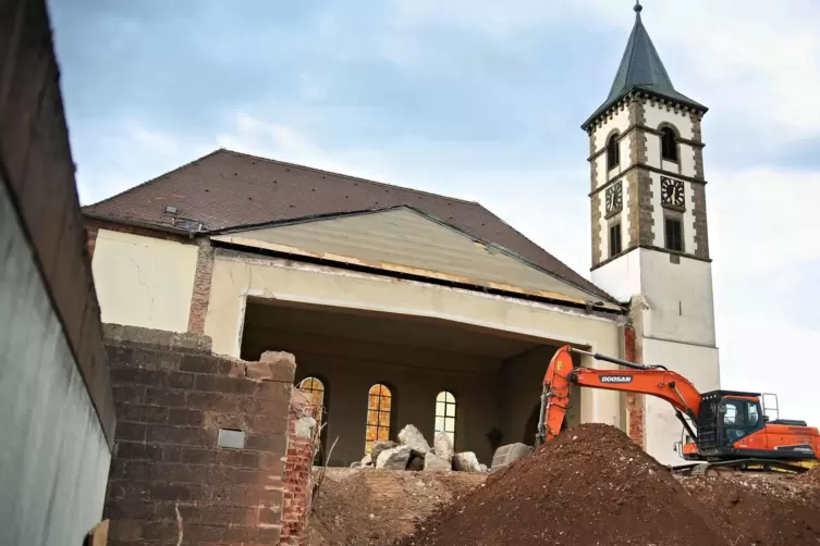 Seit Herbst läuft der Rückbau der katholischen Kirche. Nächstes Jahr sollen Sanierung und Neubau starten und bis 2026 abgeschlos
