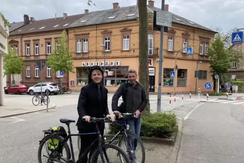 Lukas Hartmann und Ralf Bernhard an der Stelle im Ostring, an der eine der beiden Querungsmöglichkeiten geschaffen wird. 