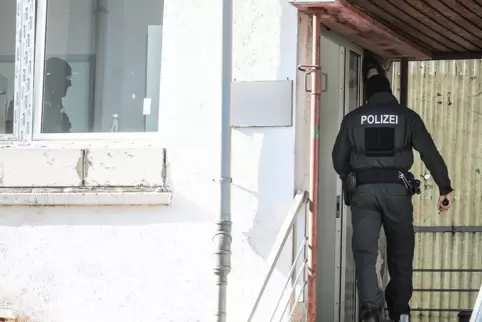 Baden-Württemberg, Villingen-Schwenningen: Einsatzkräfte der Polizei durchsuchen bei einer bundesweiten Razzia eine Moschee.